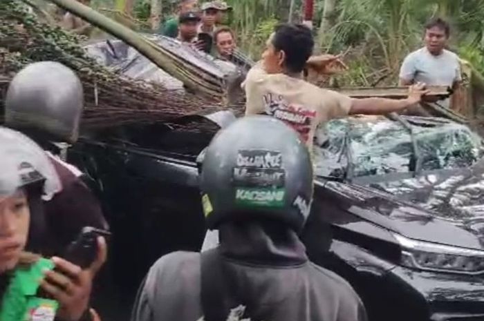 Atap Toyota Avanza amblas digebrak benda besar setinggi 15 meter, warga Swiss jadi korbannya