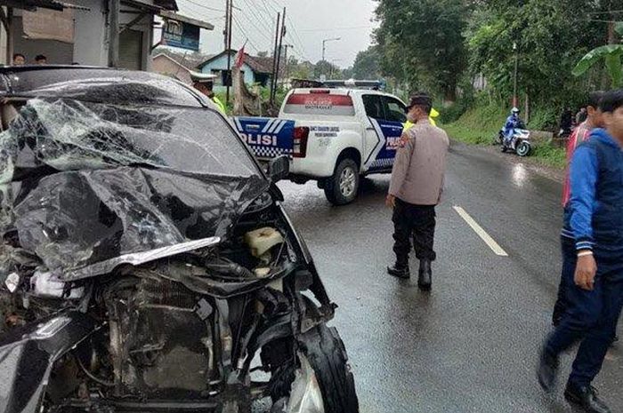 Toyota Avanza acak-acakan wajahnya usai beradu dengan truk di Bondowoso