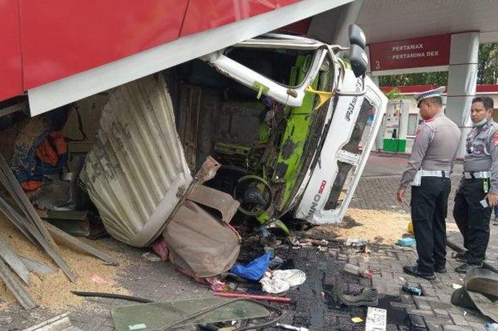 Truk tronton terjang SPBU dan warung di Ngawi