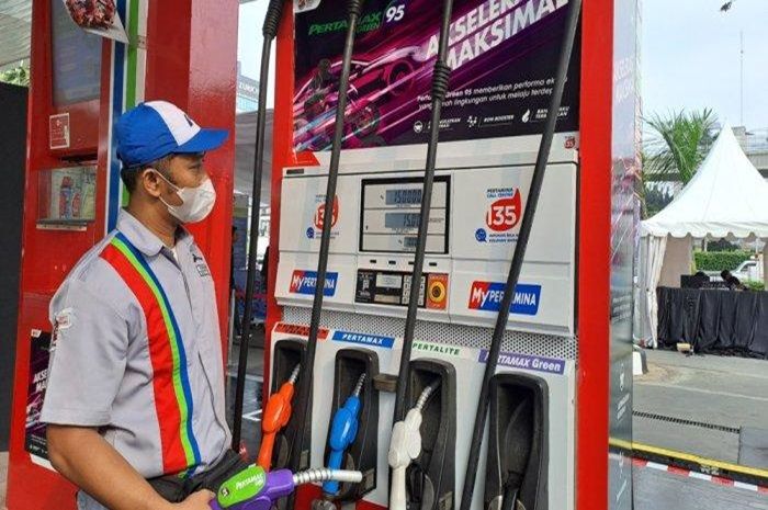   Pemerintah tengah menyiapkan kebijakan baru terkait bahan bakar minyak (BBM) dengan mencampurkan etanol sebanyak 10 persen ke dalam bensin.
