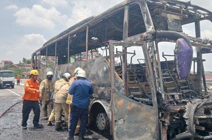 Bus PO Haryanto sisa kerangka saja di tol Semarang-Batang. Dugaan kuat terbakar karena ini