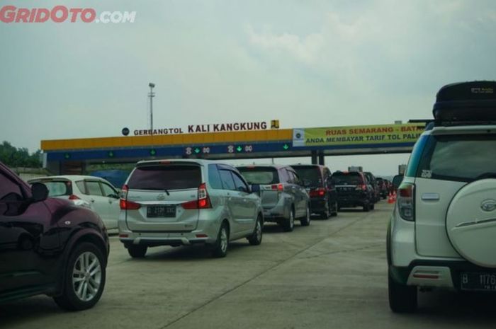 Ilustrasi arus mudik kendaraan di gerbang tol Kalikangkung, Jawa Tengah