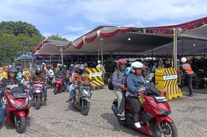 Antrean pemudik motor di pelabuhan Ciwandan, kota Cilegon, Banten