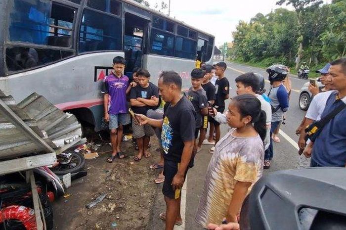 Bus Cendana satroni bengkel dan injak 6 motor saat sedang melaju. 