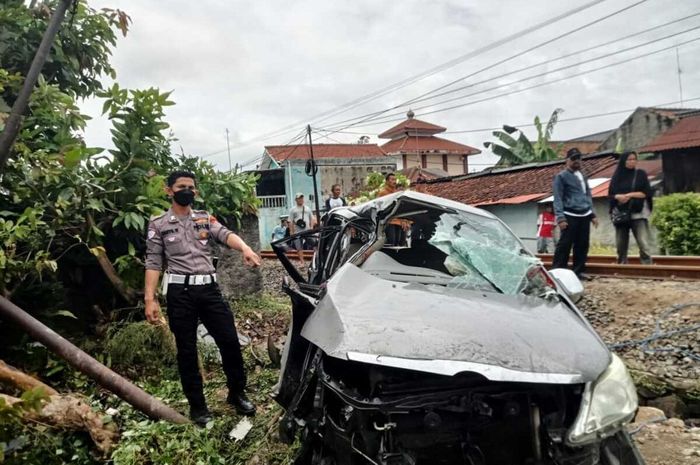 Toyota Kijang Innova luluh lantak diterjang Kereta Api Lokal Merak di perlintasan tanpa palang pintu di Lingkungan Ramanuja, Kecamatan Purwakarta, Kota Cilegon, Banten, (22/3/25)