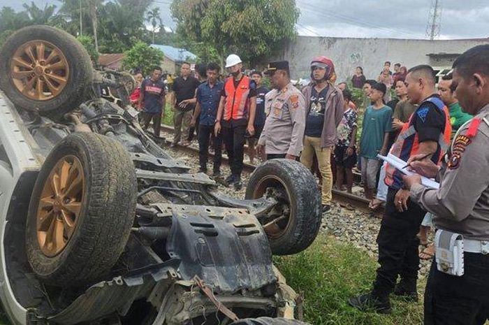 Daihatsu Terios ringsek hadap langit usai diterjang kereta api. Tragis satu keluarga tak ada yang selamat