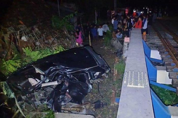Kondisi Honda CR-V yang hancur lebur setelah diterjang Kereta Api (KA) Kertajaya di perlintasan tanpa palang pintu dusun Kruwul, desa Sukoanyar, Turi, kabupaten Lamongan, Jawa Timur
