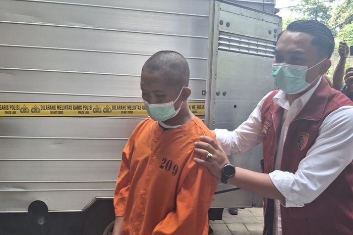 Penangkapan pemilik Mitsubishi L300 Boks berinisial KA (berbaju tahanan oranye) karena memodifikasi tangki hingga berkapasitas 1.000 liter untuk timbun Solar