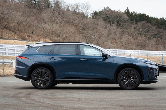 Desain Toyota Crown Estate memadukan gantengnya station wagin dan SUV.