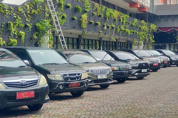 Deretan mobil dinas pelat merah milik Pemkot Surabaya