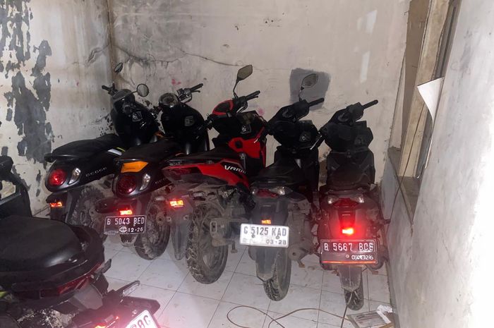 Unit Resmob Satreskrim Polres Metro Jakarta Barat menggerebek sebuah rumah yang dijadikan gudang penampungan kendaraan bermotor bodong hasil kejahatan di kalideres