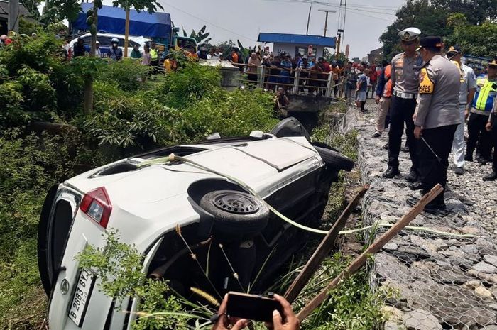 Daihatsu Sigra pemudik asal Jakarta yang terseret Kereta Api (KA) Batara Kresna di perlintasan sebidang kelurahan Gayam, Sukoharjo, Jawa Tengah