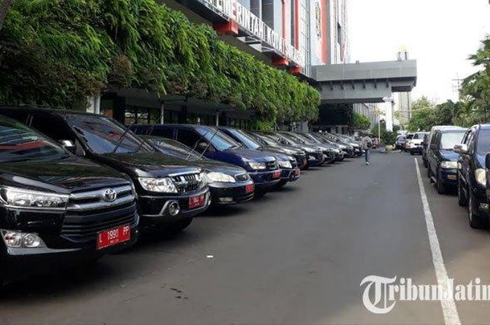 Seluruh mobil dinas milik pemkot Surabaya berada di Balai Kota saat lebaran 2025