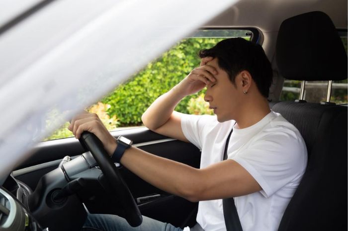 Ilustrasi mengantuk saat sedang menyetir.