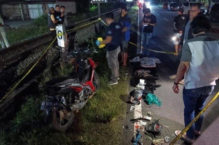 Pengendara Revo meninggal usai terlibat kecelakaan dengan pesepeda onthel. Bubuk mesiu di sekitar luka jadi petunjuk penting