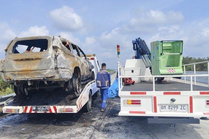 Mitsubishi Pajero Sport sisa kerangka usai dijilat api habis-habisan di tol Pekanbaru. Ini kronologinya
