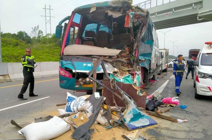 Kondisi bus PT PMTOH yang menabrak truk tronton di tol Pekanbaru-Dumai tewaskan satu penumpang dan dua luka berat