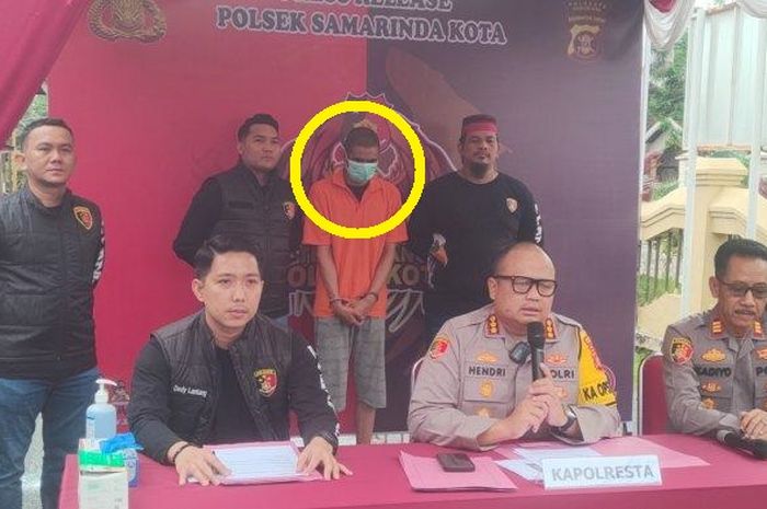 Dalam lingkaran kuning, AA (39) pelaku pencurian mobil Daihatsu Taruna yang kemudian dijualnya lewat OLX namun berhasil dijebak Polisi