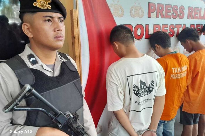 Calon siswa Polri bersama tiga rekannya ditangkap Polisi karena terlibat pencurian motor di enam TKP yang per unit laku dijual Rp 3 jutaan di Bengkulu