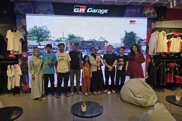 Komunitas Toyota Soluna Vios Club (TSVC) melakukan kegiatan buka bersama sekaligus gathering di GR Garage AUTO2000, Sabtu (22/3/2025)