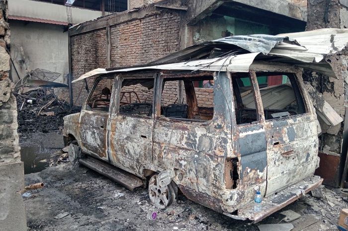 Toyota Kijang Super yang ikut hangus dalam kebakaran 27 rumah di Desa Huta Nagodang, Kecamatan Muara, Kabupaten Tapanuli Utara, Sumatera Utara, (26/3/25). 