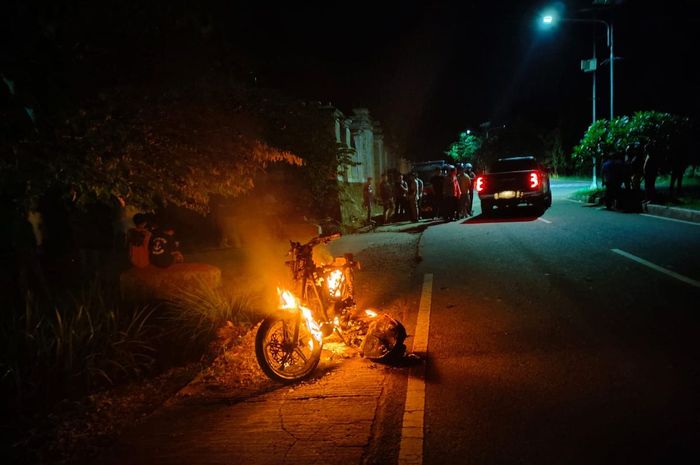 Yamaha RX-King dibakar sendiri oleh pemiliknya di depan beberapa anggota Polisi di kota Labuan Bajo, Manggarai Barat, Nusa Tenggara Timur