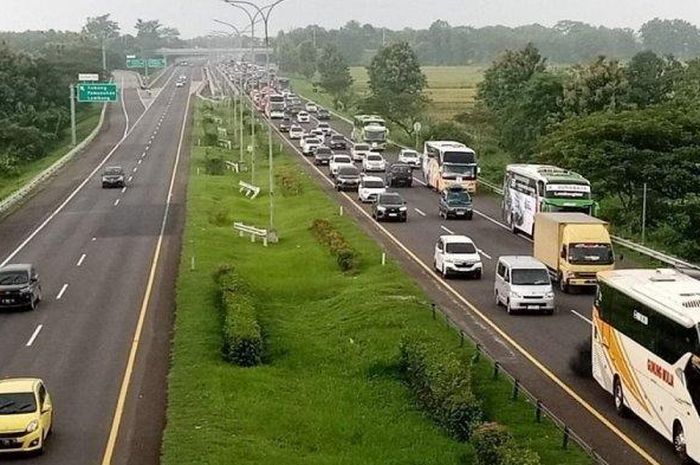 Tol Cipali dilanda kemacetan horor, dari Depok ke Solo bisa menghabiskan waktu 18 jam