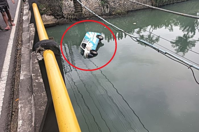 Dalam lingkaran merah, Ambulans Daihatsu Gran Max yang mengangkut jenazah terguling di dasar kali Km 80-81 di wilayah Banjar Pasar, Desa Yehembang, Kecamatan Mendoyo, Jembrana, Bali