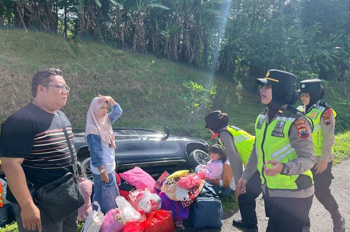 Toyota Fortuner isi 7 orang rebahan di tol usai mengalami pecah ban dadakan ketika melaju