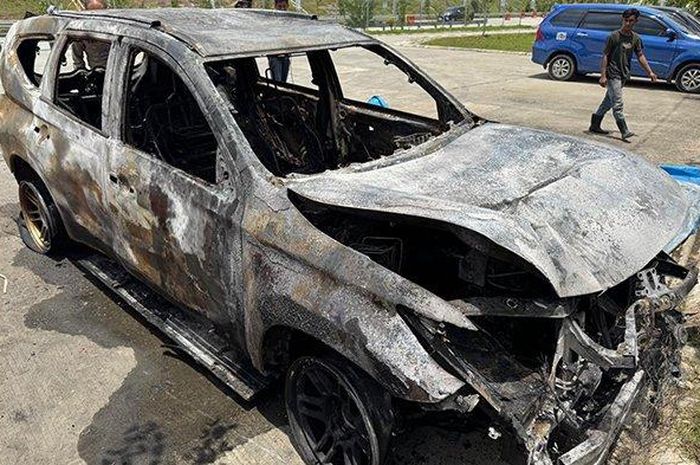 Kondisi Mitsubishi Pajero Sport yang terbakar di Tol Pekanbaru-Bangkinang