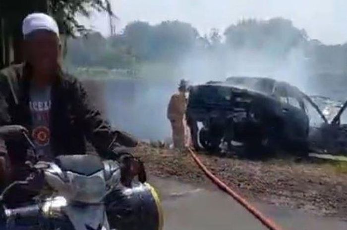 tangkap layar satu unit sedan Timor S515i terbakar usai mengisi BBM di  Jalan Raya Gemuhblanten, Kecamatan Gemuh, Kabupaten Kendal, Jawa Tengah, Sabtu (29/3/2025)