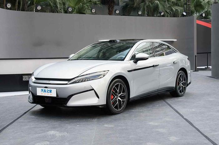 BYD Han L EV sebagai mobil baru listrik BYD dengan performa kencang.