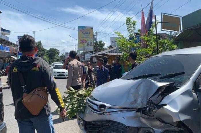 satu unit mobil dinas Daihatsu Xenia menabrak Toyota Avanza yang terparkir di Pasar Limbangan, Kendal, Sabtu (29/3/2025). Penyebabnya sopir mengalami microsleep