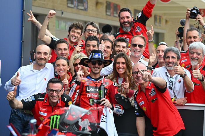 Pecco Bagnaia menang MotoGP Amerika 2025, Marc Marquez crash