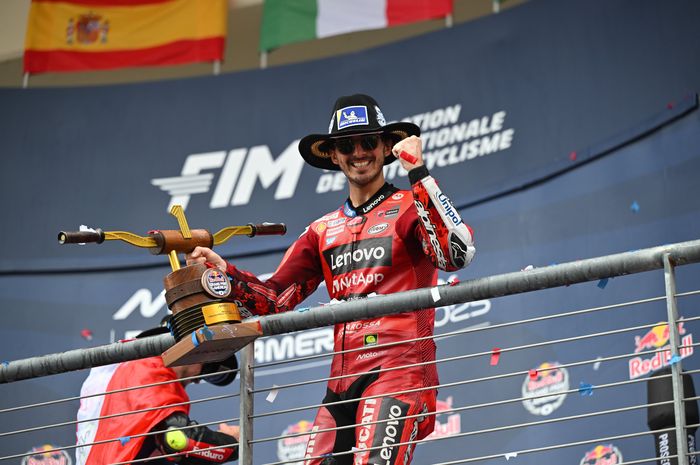 Pecco Bagnaia melakukan selebrasi teropong binokuler saat memenangkan balapan MotoGP Amerika 2025