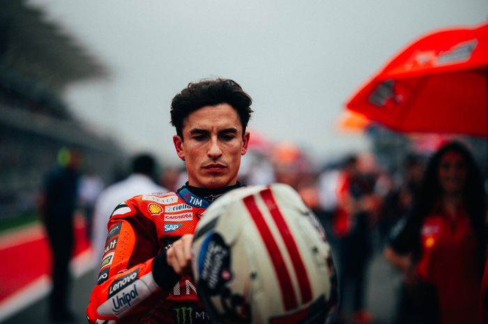 Pecco Bagnaia curigai Marc Marquez saat start MotoGP Amerika 2025