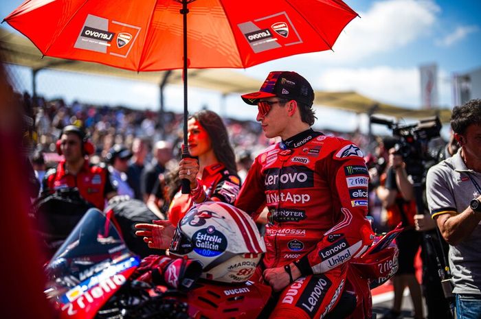 Marc Marquez lari ke garasi buat ganti motor dengan ban kering menjelang start balapan MotoGP Amerika 2025