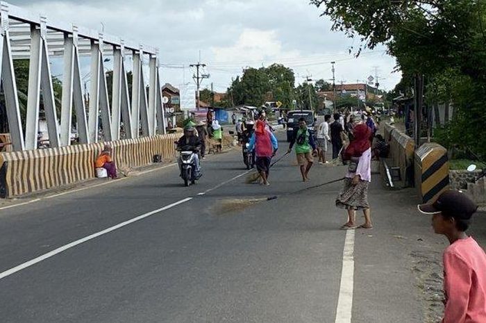 Aktivitas para penyapu koin di jembatan Sewon Indramayu jelang Lebaran