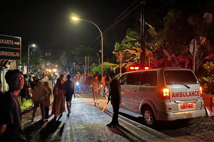 Isuzu Panther kedseret kereta api sampai 50 meter, niat bantu Calya malah eh tak berkutik ketemu Avanza