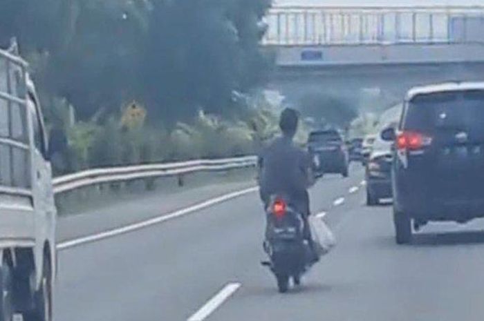 Pemotor mliak-liuk di jalan tol tanpa helm, netizen sebut efek THR enggak cair