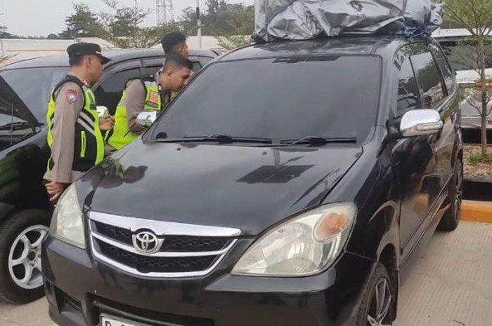 jendela dan pintu Avanza ini dibuka paksa polisi karena ada bayi yang terkunci di dalam