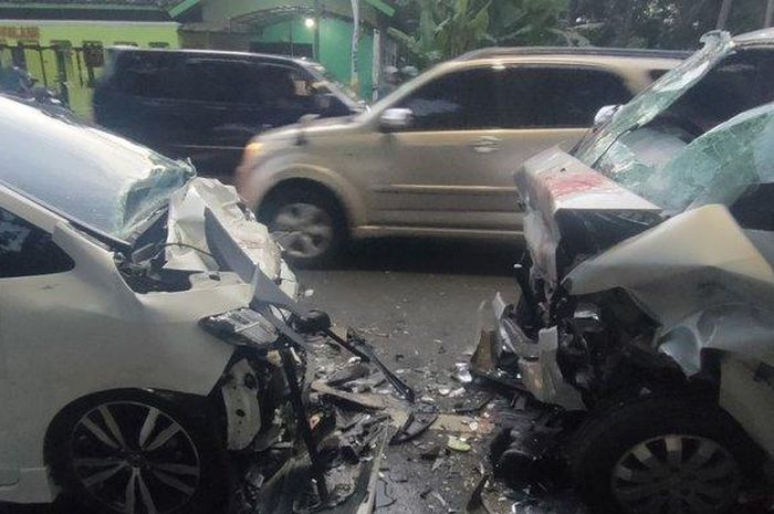 Update kecelakaan antara Honda Jazz dan Suzuki APV di jalan Jogja-Wates, pasutri dikabarkan meregang nyawa