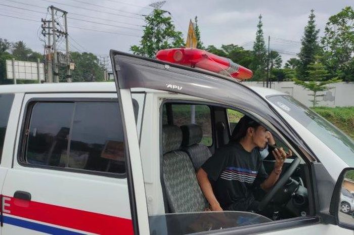 Suzuki APV Ambulans dihentikan polisi karna isi penumpang di dalam kabin bikin curiga