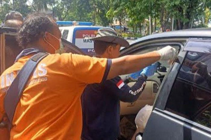 Sejoli ditemukan tewas dalam Kijang Innova yang berhenti di pinggir jalan Surabaya kondisi mesin hidup