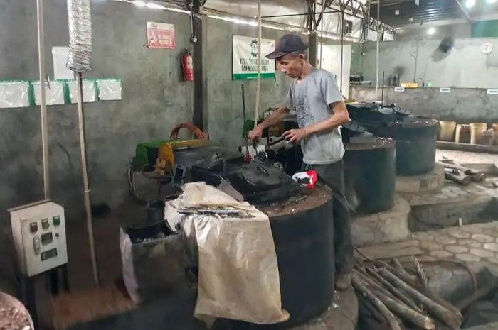 Proses pengolahan sampah plastik menjadi BBM di Banjarnegara, Jawa Tengah
