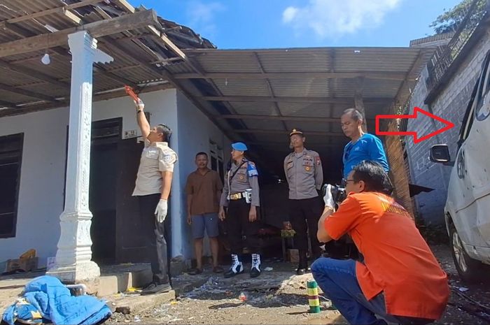 Tim Inafis Satreskrim Polres Tulungagung melakukan olah TKP dari ledakan petasan balon udara yang menghancurkan rumah dan Daihatsu Xenia warga di dusun Bacang, desa Gandong, kecamatan Bandung, kabupaten Tulungagung, Jawa Timur