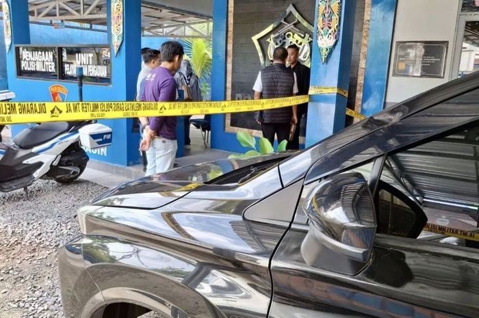 Barang bukti Daihatsu Xenia yang diduga menjadi tempat oknum TNI AL mengeksekusi mati jurnalis wanita bernama Juwita di Banjarbaru, Kalimantan Selatan diamankan Denpom TNI AL Banjarmasin