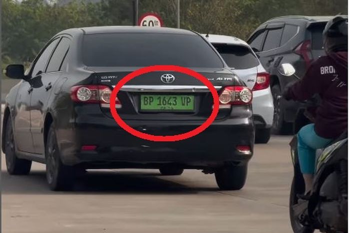 Toyota Corolla Altis memakai pelat nomor hijau BP 1643 VP di wilayah perdagangan bebas (free trade zone)
