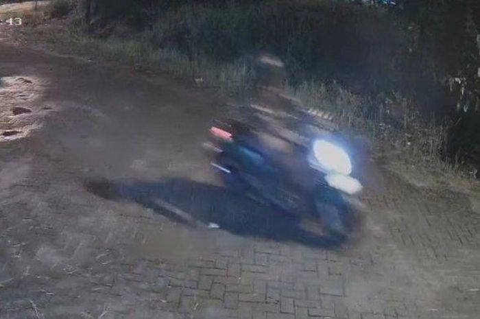 Honda Scoopy yang ditinggal pemiliknya mudik kandas digondol maling yang nyamar jadi perempuan