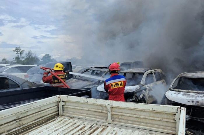 Proses pemadaman api yang membakar 18 mobil di parkiran balai lelang JBA kota Banjarbaru, Kalimantan Selatan